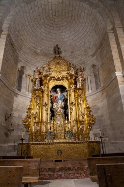 Colegiata de Santa Maria la Mayor de Toro 'nun iç kısımlarında, İspanya' daki Barok döneminin sanatını vurgulayan, ayrıntılı heykellerle süslenmiş çarpıcı bir altın sunak bulunuyor..
