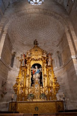 Colegiata de Santa Maria la Mayor de Toro 'nun içinde altın detaylar, karmaşık heykeller ve çarpıcı işçilikle süslenmiş ayrıntılı bir sunak sergileniyor..