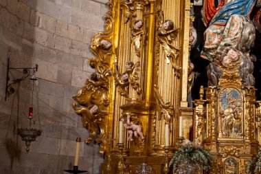 Karmaşık altın elementler Santa Maria de Santa Maria Belediye Başkanı Toro sunağını süslüyor..