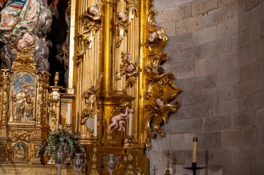 Santa Maria de Santa Maria la Mayor de Toro sunağında, Zamora, Castilla y Leon 'da süslü altın ayrıntılar ve heykeltraşların yer aldığı barok işçiliği vurgulandı.