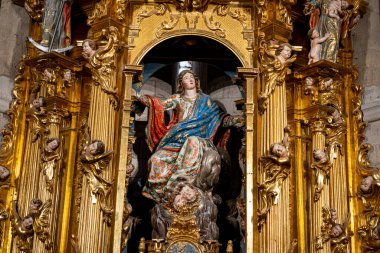 Colegiata de Santa Maria la Mayor de Toro 'daki barok mihrapta renkler ve altın ayrıntılar bakımından zengin Bakire Meryem' in canlı bir heykeli sergileniyor..