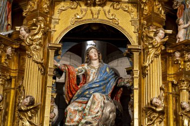 Toro, Castilla y Leon 'da yer alan Colegiata de Santa Maria la Mayor mihrabında canlı renkler ve karmaşık detaylarla süslenmiş güzel bir el yapımı heykel yer alıyor..