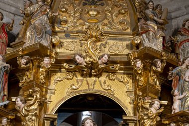 Colegiata de Santa Maria la Mayor de Toro 'daki çarpıcı sunakta süslü oymalar ve altın aksanlar yer alıyor, Zamora, Castilla y Leon' daki Barok mimari güzelliği vurgulanıyor..