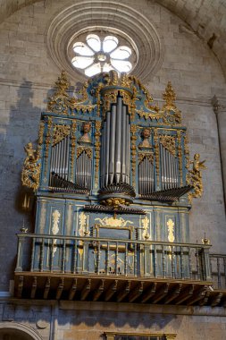 Colegiata de Santa Maria la Mayor de Toro 'da bulunan ve Zamora' nın sanatsal mirasını yansıtan karmaşık bir şekilde tasarlanmış bir organ. Ayrıntılar olağanüstü bir ustalık örneği..
