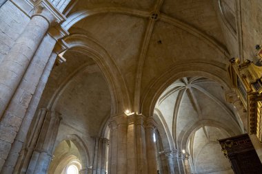 Dingin bir öğleden sonra ziyareti sırasında tarihi Toro kasabasında bulunan Colegiata de Santa Maria la Mayor de Toro 'daki karmaşık Gotik kemerler ve taş işçiliği hayret verici..