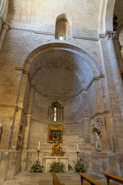 Ziyaretçiler, Colegiata de Santa Maria la Mayor de Toro 'nun Zamora' daki karmaşık tasarımına hayran kalarak, iç mekandaki mimari ayrıntıları ve tarihi atmosferi kaydediyor..
