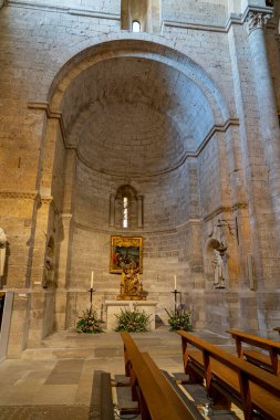 Colegiata de Santa Maria la Mayor de Toro 'nun içinde, karmaşık taş işçiliği ve dini heykeller, bu önemli bölgenin tarihsel yapısını vurgulayan sakin bir atmosfer yaratıyor..