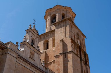 Colegiata de Santa Maria la Mayor de Toro Toro, Zamora 'da açık gökyüzüne karşı, karmaşık mimari detaylar ve tarihi cazibe sergiliyor..
