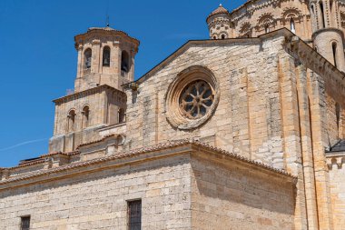 Colegiata de Santa Maria la Mayor de Toro, ayrıntılı taş işçiliği ve dairesel gül penceresiyle Romanesk mimarisini sergiliyor.