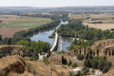 Çarpıcı bir manzara, Toro, Zamora 'dan geçen nehri yakalar. Bereketli yeşillikler, tarım alanları ve dingin bir gökyüzü bu İspanyol bölgesinin huzur dolu güzelliğini ön plana çıkarıyor..