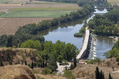 Çarpıcı manzara, Toro, Zamora 'da kıvrılan nehri yemyeşil ve ekili tarlalarla sergiliyor. Sakin bir atmosfer Castilla y Leon 'un doğal güzelliğini tamamlar..