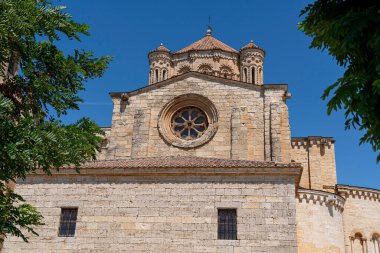 Toro, Zamora, Castilla y Leon 'da, tarihi kilisenin karmaşık taş işçiliği parlak mavi gökyüzüne karşı durmaktadır. Yapıda eşsiz mimari tasarım elementleri sergileniyor.