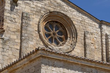 Toro 'daki çarpıcı mimari, Zamora, bölgenin zengin tarihini yansıtan dekoratif unsurlarla dolu dairesel bir pencere içeren karmaşık taş işçiliğini ortaya çıkardı..