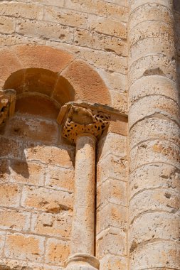 Ziyaretçiler, kilisenin Toro, Zamora 'daki sütunlarının ayrıntılı taş işçiliğine ve dekoratif tasarımına hayran kalarak, açık gökyüzü altındaki zengin kültür mirasını vurguluyorlar..