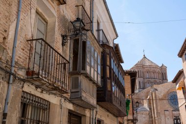 Toro 'nun dar sokaklarını keşfedin, orada geleneksel ahşap balkonlar göz alıcı tarihi binalar ve güzel bir kilise, hepsi güneşli bir günde sıcak güneş ışığı altında yıkanır..
