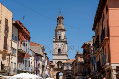 Büyüleyici bir manzara Toro 'nun tarihi saat kulesini gösteriyor, büyüleyici mimari ve hareketli caddelerle çevrili. Parlak mavi gökyüzü resmedilmeye değer ortamı güçlendirir.
