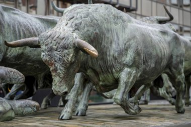 Pamplona 'daki bronz boğa heykeli, İspanya' nın Navarra kentindeki boğaların koşusunun kültürel önemini gözler önüne seren ikonik San Fermin festivalini resmediyor..