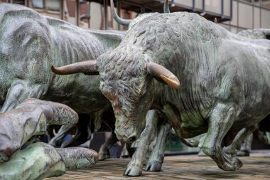 Pamplona 'daki dikkate değer bir bronz heykel, San Fermin ve bir grup koşu boğasını resmediyor ve yerel kültür ve festivalleri kutluyor. Bu sanat eseri, ünlü festivalin ruhunu yansıtıyor..