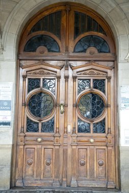 Pamplona 'daki ahşap kapılar, bölgenin zengin mimari mirası ve işçiliğinin bir göstergesi olarak, karmaşık oymalar ve dekoratif cam unsurlar içeriyor..