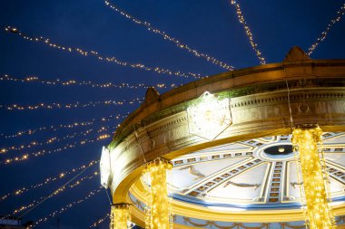 Plaza del Castillo 'daki çardak gece gökyüzüne karşı sayısız ışıkla parıldıyor. İnsanlar Pamplona, Navarra 'daki canlı gösterinin tadını çıkarmak için bir araya geldiklerinde atmosfer şenlikli oluyor..
