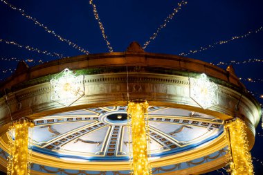 Akşamları, Pamplona 'daki Plaza del Castillo' daki çardak çok güzel aydınlatılmış ve dekore edilmiştir. Bu da toplanma ve kutlamalar için ideal bir ortam yaratır..