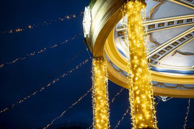 Pamplona 'da, Plaza del Castillo gece gökyüzüne karşı sıcak ışıklar saçarak büyüleyici mimarisini ve akşam yürüyüşleri için davetkar atmosferini ön plana çıkarıyor..