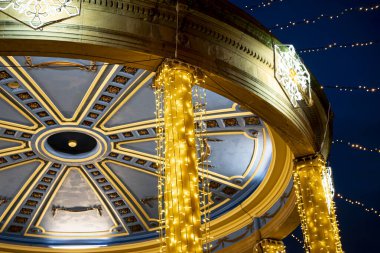 Plaza del Castillo 'daki güzel tasarlanmış yapıyı süsleyen ışık dizileri, Pamplona, Navarra' da gece çökerken ziyaretçileri cezbederek neşe dolu sıcak ve davetkar bir ortam yaratıyor..