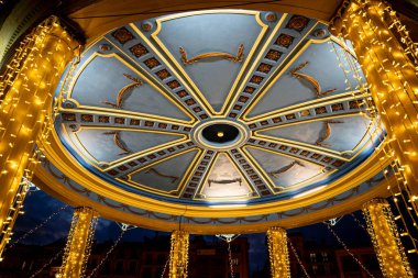 Ziyaretçiler Pamplona Navarra 'daki Plaza del Castillo' nun güzel aydınlatılmış tavanına hayran. Büyüleyici dekorasyonlar akşam saatlerinde büyüleyici bir atmosfer yaratıyor..