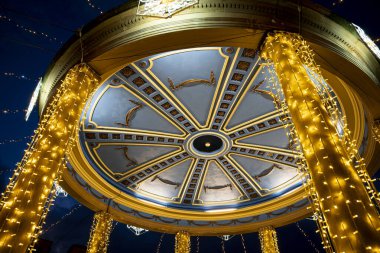 Pamplona, Plaza del Castillo 'daki çardak pırıl pırıl ışıklarla süslenerek İspanya' daki canlı gece kutlamalarında mimari güzelliğini artırıyor..