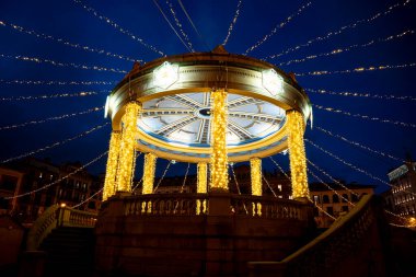 Plaza del Castillo 'nun merkezinde parlak ışıklarla çevrili güzel bir çardak duruyor. Akşam gökyüzü Pamplona 'daki bu tarihi yerin cazibesini arttırıyor..