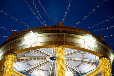 Parıldayan ışıklar, Pamplona Navarra 'da gece çökerken Plaza del Castillo' daki gösterişli orkestra standını dekore ederek ziyaretçiler ve yerliler için canlı ve davetkar bir ortam yaratıyor..