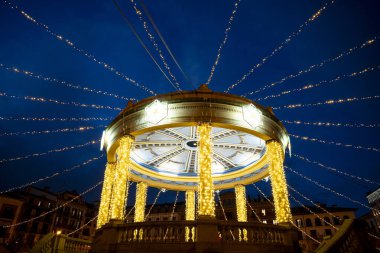 Pamplona Navarra 'nın göbeğinde, Plaza del Castillo gece büyülü bir atmosfer yaratan parlak ışıklarla süslenir. Şenlikli dekorasyonlar bu tarihi mekanın cazibesini arttırıyor..