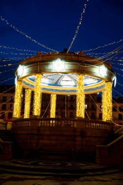 Pamplona 'daki büyüleyici Plaza del Castillo çok güzel parlak ışıklarla süslenmiş. İnsanlar çarpıcı çardağın etrafında toplanıp, gece neşeli bir atmosfer yaratıyorlar..