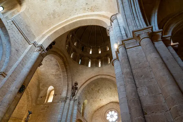 Ziyaretçiler, Kolegiata de Santa Maria la Mayor de Toro 'nun Zamora, Castilla y Leon' da yer alan karmaşık kemer ve taş sütunlarını gün ışığında çarpıcı bir ortaçağ mimarisi sergiliyorlar..