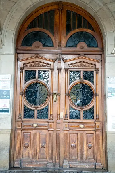 Pamplona 'daki ahşap kapılar, bölgenin zengin mimari mirası ve işçiliğinin bir göstergesi olarak, karmaşık oymalar ve dekoratif cam unsurlar içeriyor..