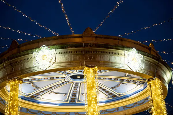 Akşamları, Pamplona 'daki Plaza del Castillo' daki çardak çok güzel aydınlatılmış ve dekore edilmiştir. Bu da toplanma ve kutlamalar için ideal bir ortam yaratır..