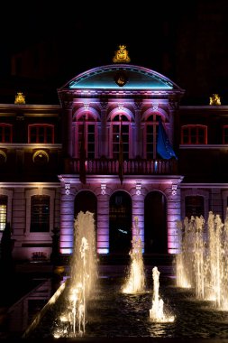 Pamplona Navarra 'da yer alan bu tarihi bina, mimari güzelliğini ön plana çıkaran renkli ışıklarla süsleniyor. Çeşmeler önünde zarif bir şekilde dans ederek atmosferi güçlendirir..