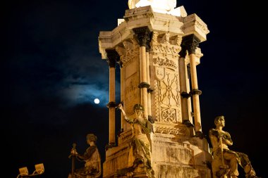 Monumento a los Fueros, ay ışığıyla aydınlanan Pamplona, Navarra 'da görkemli bir şekilde duruyor. Yapıda bölgenin zengin kültür mirasını ön plana çıkaran karmaşık heykeller yer alıyor..