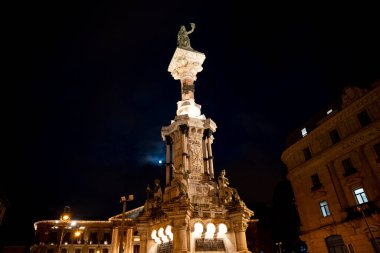 Gece aydınlanan Monumento a los Fueros Pamplona, Navarra 'da dimdik ayakta duruyor..