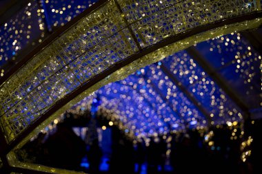 Parıldayan ışıklar Pamplona, Navarra 'da sihirli bir atmosfer yaratıyor. İnsanlar akşamları ışıl ışıl parlayan bir gölgelik altında toplanıyor..