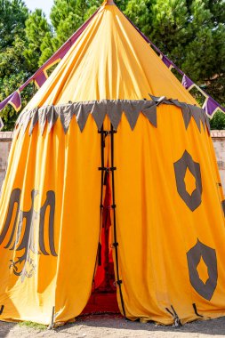 Farklı renklerde ortaçağ çadırı, armalı paltolar ve soylu evlerin parıltıları.