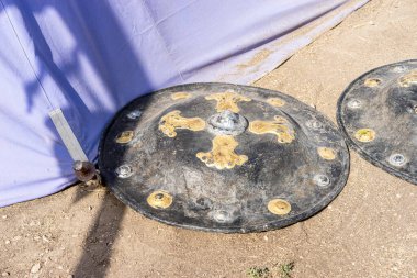 Madrid, İspanya 'da bir ortaçağ fuarında, geleneksel kalkanlar bir savaş çadırının yanına yerleştirilir. Bu etkinlikte, ziyaretçilerin dikkatini çeken canlı kostümler ve sergilerle tarihi yeniden canlandırmalar sergileniyor.