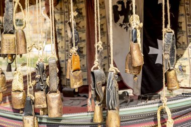 İspanya 'nın Madrid kentindeki bir ortaçağ fuarında asılı duran kereste, metal ve pirinçten yapılmış inekler bu eşsiz olayın sanat ve geleneğini sergiliyorlar..