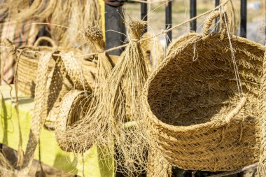 Madrid 'in Alcala de Henares kentinde düzenlenen geleneksel ortaçağ fuarında hasır sepetler, bölgenin zengin kültür mirası ve zanaatkar becerilerini yansıtıyor..