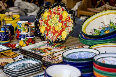 İspanya 'nın Madrid kentinde düzenlenen Ortaçağ Festivali sırasında, el boyamasıyla yapılan bir dizi canlı tabak, geleneksel bir pazarda sanatını sergiliyor. Ziyaretçiler eşsiz el sanatları ve kültürleri keşfetmekten zevk alıyorlar.