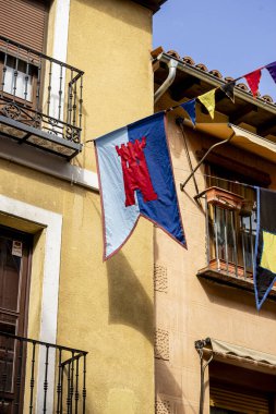 Geleneksel Feria Ortaçağ için Alcala de Henares sokaklarını değiştiren şenlikli dekorasyonlarla balkonlardan renkli bayraklar ve afişler sarkıyor..