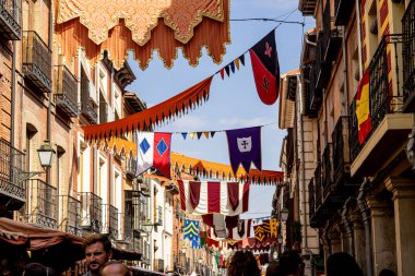 Canlı bir ortaçağ festivali sırasında Alcala de Henares sokaklarını renkli pankartlar ve süslemeler doldurdu.