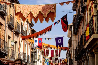 İspanya 'nın Alcala de Henares kentinin sokaklarına renkli bayraklar ve pankartlar asılıydı. Yerel halk ve ziyaretçiler, gelenek ve şenliklerle dolu bir ortaçağ festivalinin keyfini çıkarıyorlardı..