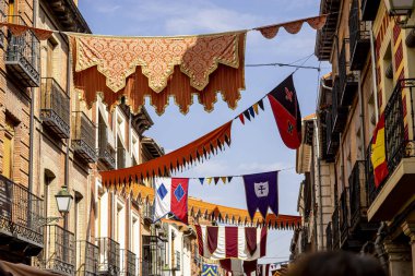 Alcala de Henares sokakları renkli pankartlar ve bayraklarla süslenerek İspanya 'nın Madrid kentinde düzenlenen ortaçağ festivali için şenlikli bir ortam yaratıldı. Ziyaretçiler hareketli etkinliğin tadını çıkarıyorlar.