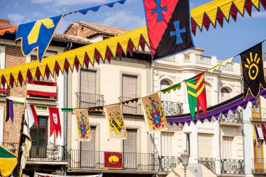 Alcala de Henares sokakları canlı bir ortaçağ festivali için renkli bayraklar ve pankartlarla dönüştürülüyor. Ziyaretçiler çeşitli etkinliklerden zevk alıyorlar ve kendilerini tarihsel geleneklere kaptırıyorlar..